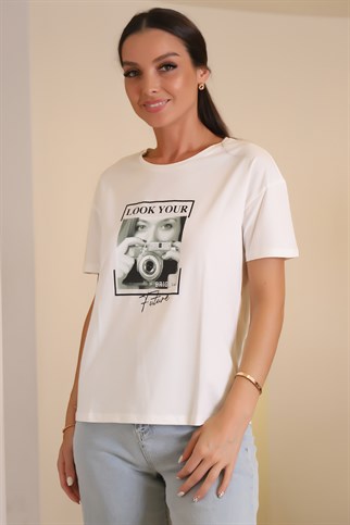 Önü Baskılı Geniş Yaka Beyaz Renk Kadın T-shirt 0471-2Y2