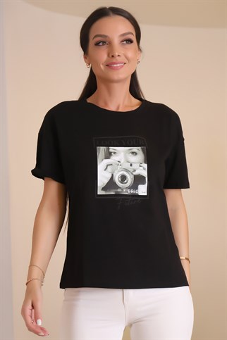 Önü Baskılı Geniş Yaka Siyah Renk Kadın T-shirt 0471-2Y2
