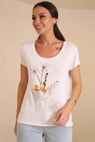 Önü Pul İşlemeli Geniş Yaka Beyaz Renk Kadın T-shirt 601754-2Y1